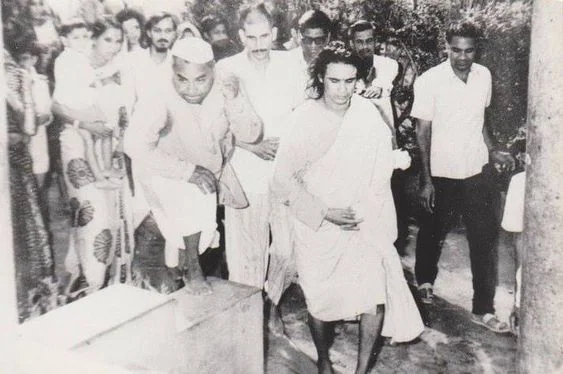 Sri Haidakhan Babaji with devotees at ashram construction site
